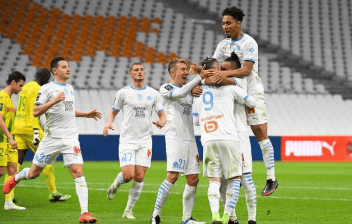 贝博体育入口 -阿贾克斯迎欧冠关键赛，集结日更衣室发声，更衣室稳定，身体对抗强度拉满的简单介绍