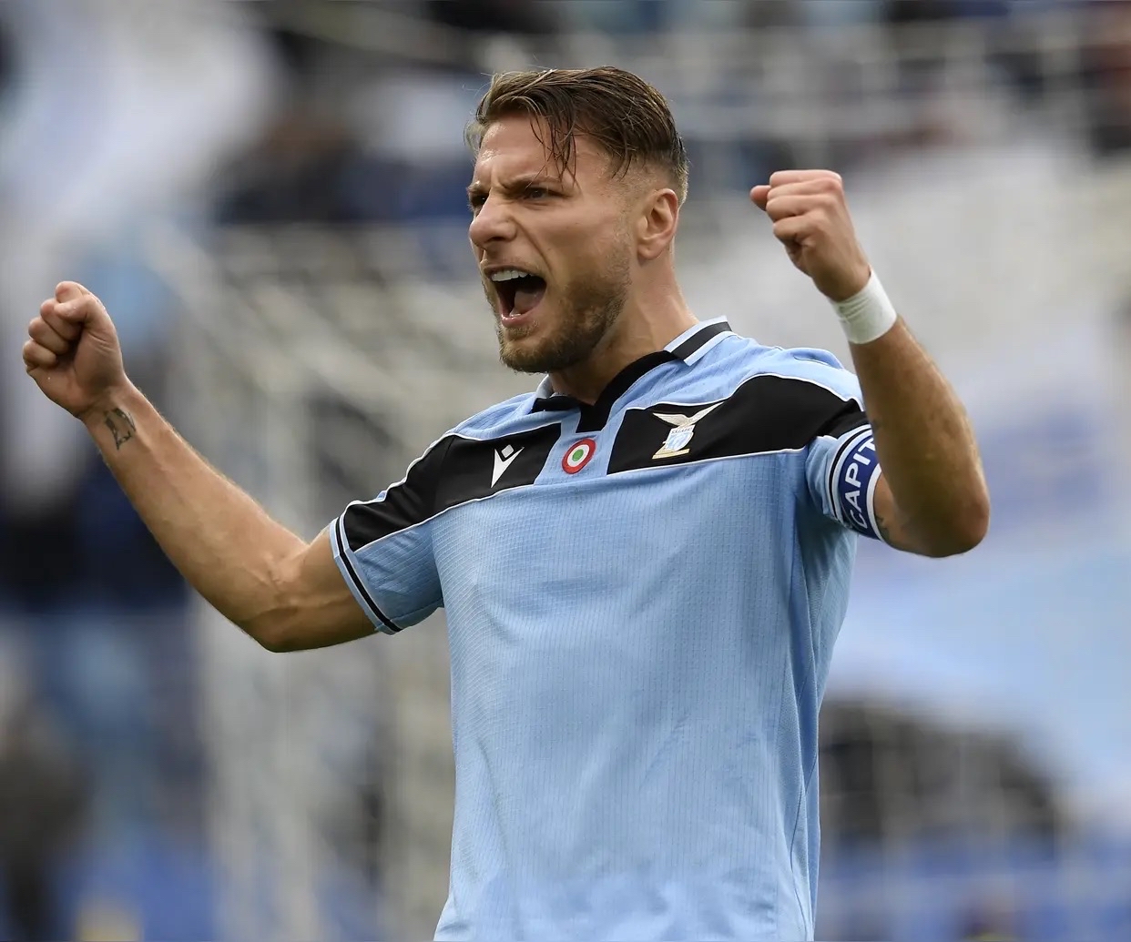 阿贾克斯迎欧冠关键赛，集结日更衣室发声，更衣室稳定，身体对抗强度拉满的简单介绍