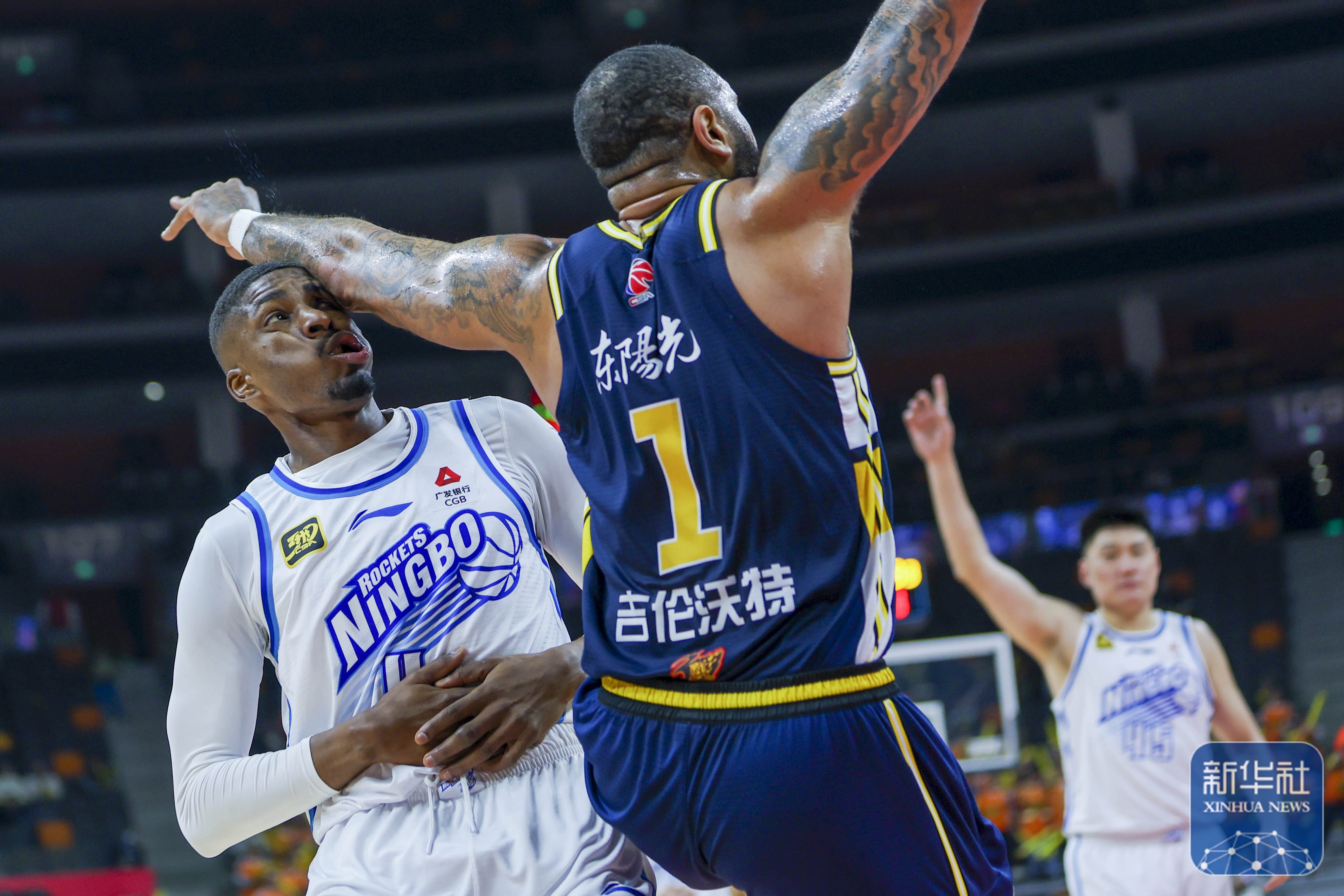 关于赛地聚焦——欧篮联赛后热度飙升，山东泰山队长鼓劲，质疑声仍在，更衣室氛围转暖的信息