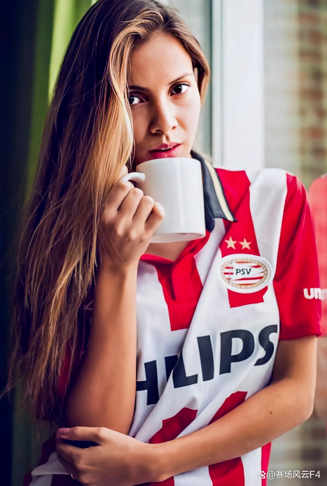 关于清晨体能课后，埃因霍温主帅复盘备战荷甲，态度坚定，轮换策略成焦点的信息